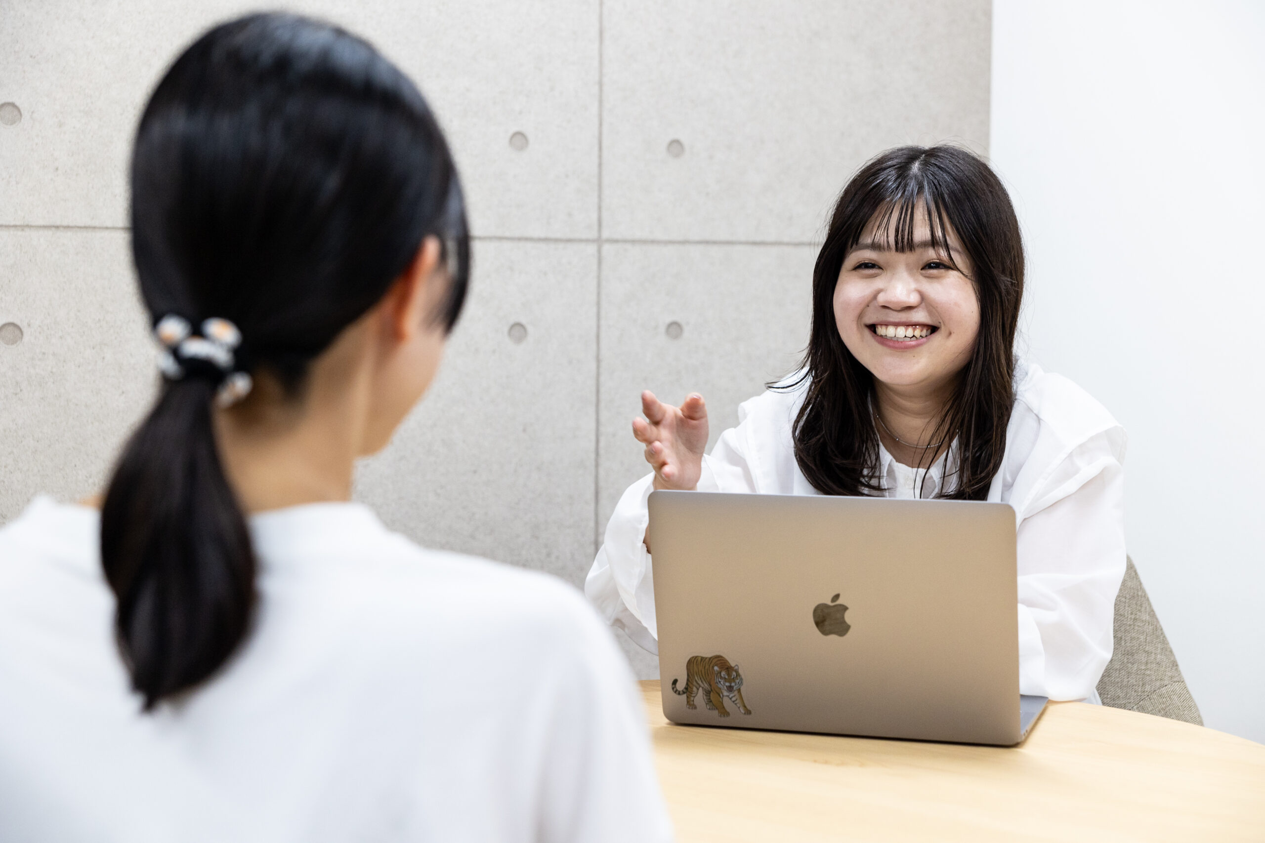 相談にのる女性