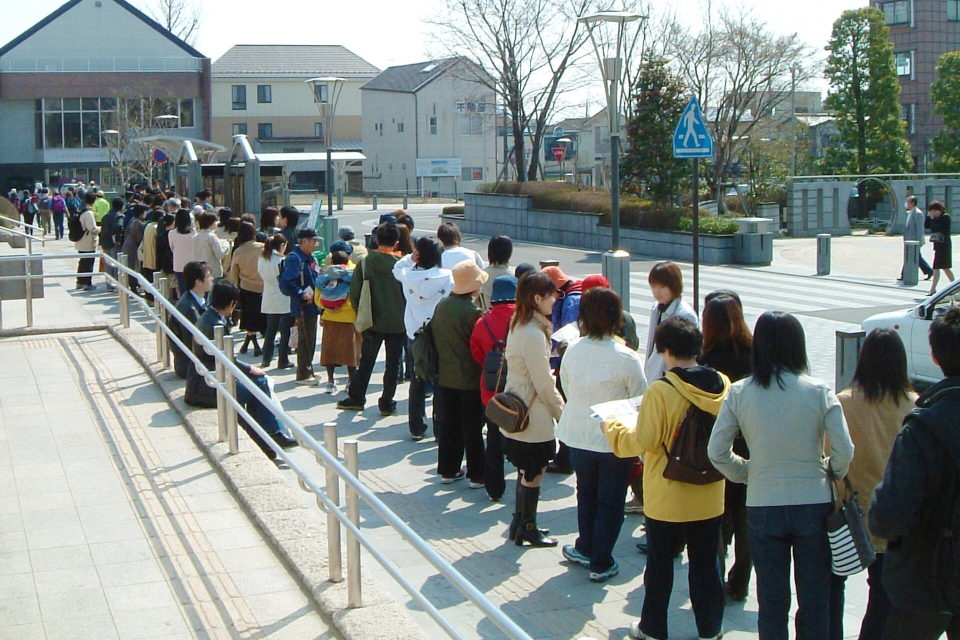 イベントに並ぶ人の列